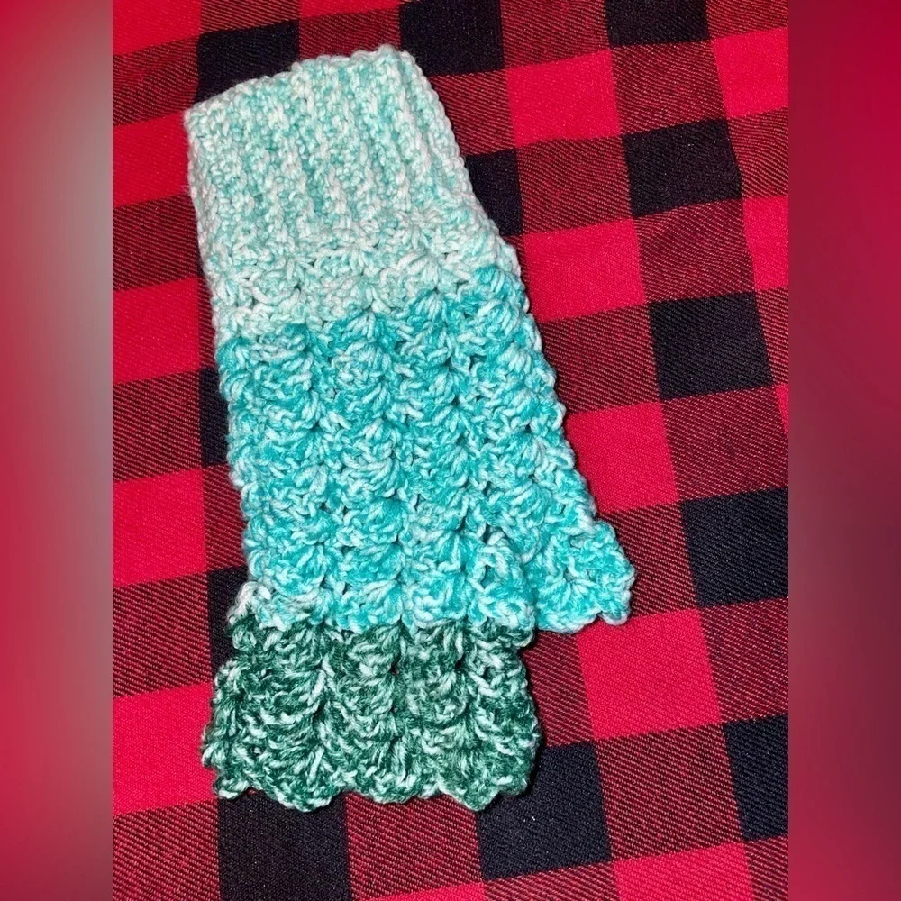 NWT One of a Kind Handmade Crocheted Representing Oceanic Fingerless Gloves